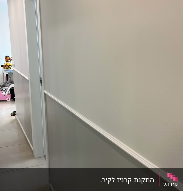 מסדרון עם קירות לבנים ורצפת פרקט בהירה